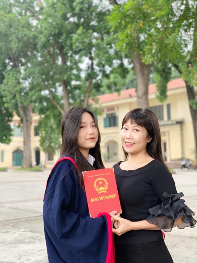 Cô được khán giả nhận xét trên truyền hình cong cớn nhưng ngoài đời rất khác.