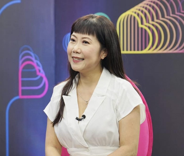 Hương Tươi chia sẻ mẹ ruột cô nổi tiếng ở trường đại học vì hay đưa đón con.