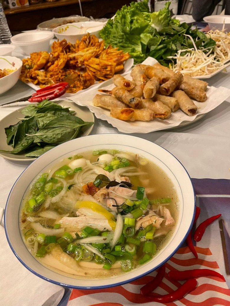 View - Phạm Thanh Thảo khoe phở chồng đại gia nấu, kiều nữ Nam Thư và nhiều bạn bè nhìn mà xuýt xoa