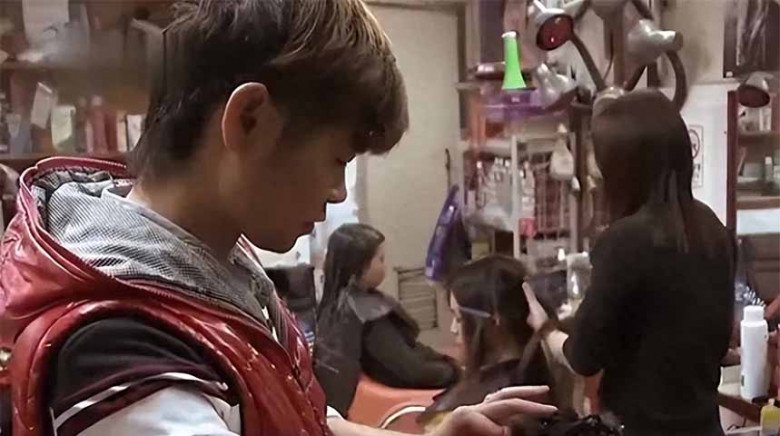 Cửa tiệm cắt tóc của Lạc Dũng, A Trân rất đông khách.