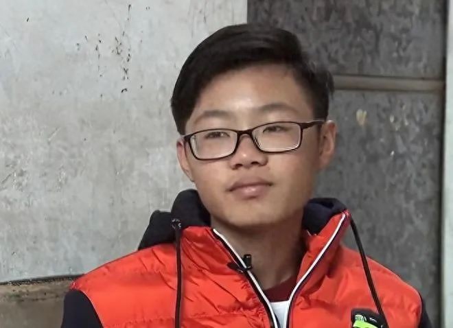 Tiểu Giới sau khi được đoàn tụ với bố mẹ ruột.