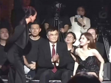 Chung khung hình với Châu Tấn, trà xanh Cbiz bị chê thần thái kém xa, thái độ khép nép khi chạm mặt