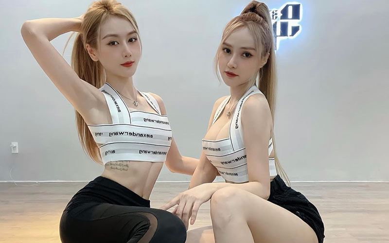 Hai mỹ nhân khoe eo thon ngực đẫy đà và làn da trắng mịn với chiếc áo croptop đôi đình đám mang phong cách thể thao cá tính. 
