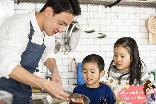 Nếu như các bà mẹ có lợi thế về sự thân thiết, thì các ông bố lại giỏi nuôi dưỡng tính tự lập cho con.