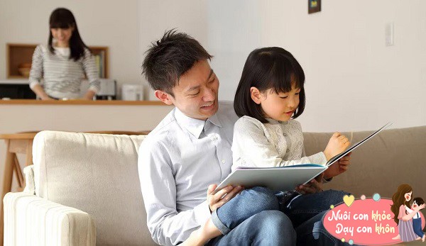 Người bố dành nhiều thời gian ở cạnh con, sẽ góp phần giúp trẻ phát triển kỹ năng ngôn ngữ và tư duy logic mạnh mẽ.