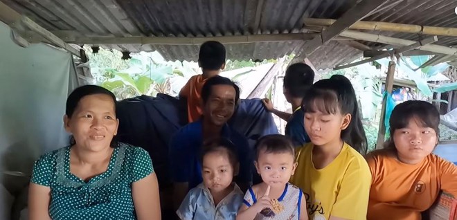 Gia đình anh Cảnh dù nghèo khó nhưng luôn rộn rã tiếng cười.