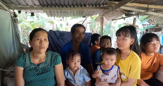 Người vợ (áo chấm bi) hiện mang thai đứa thứ 8, sắp đến ngày vượt cạn.