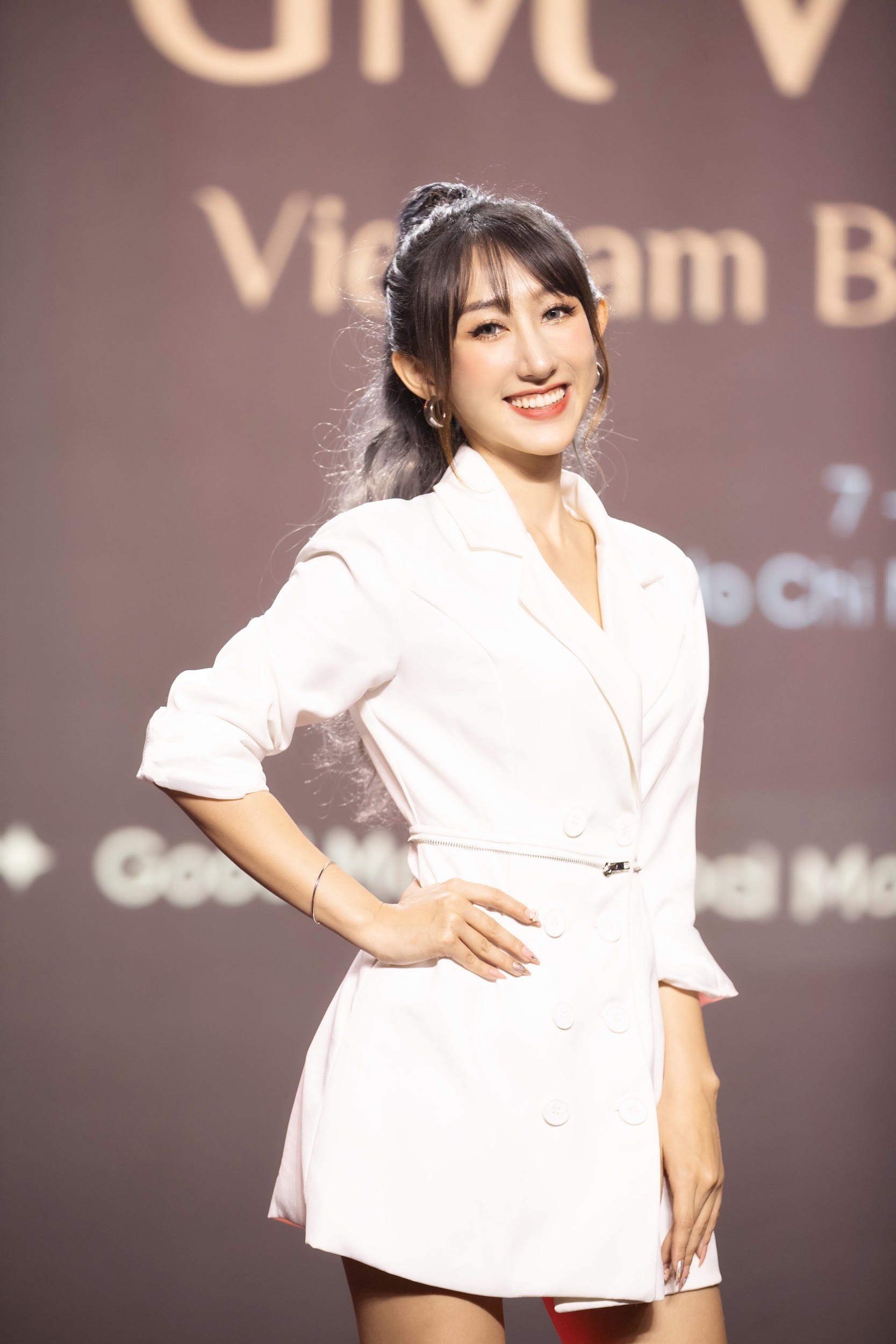 Cô Tiên Tinker - Cô giáo với phong cách giảng dạy làm mê mẩn học viên từ già đến trẻ - 1
