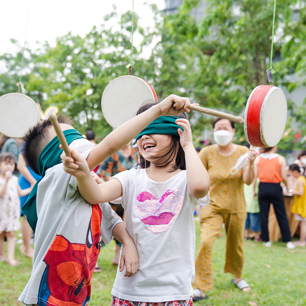 Các em nhỏ được tham gia nhiều trò chơi truyền thống thú vị và hấp dẫn