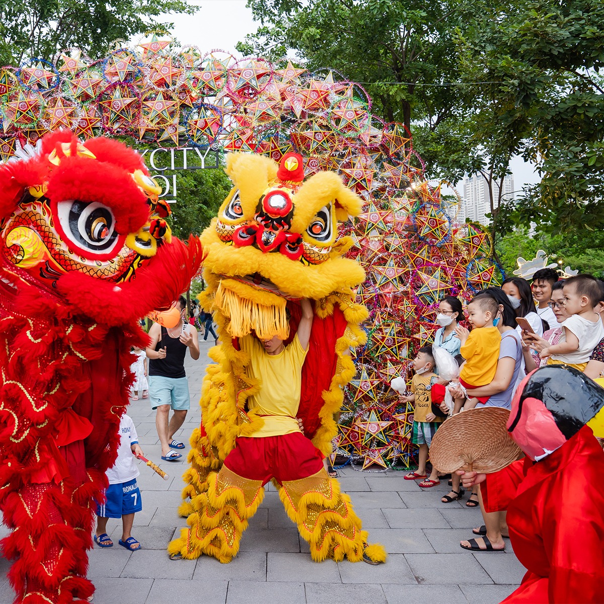 Màn múa lân đặc sắc luôn đem đến những bất ngờ thú vị cho các bạn nhỏ