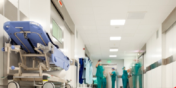 Cặp đôi chỉ kịp ăn mặc sơ sài rồi vào bệnh viện “cầu cứu”.