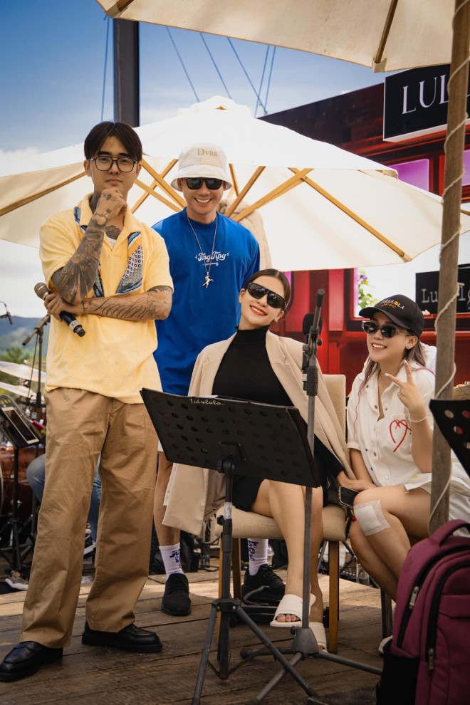 Anh Tiến (áo xanh) – quản lý của một ngôi sao trong giới showbiz Việt.