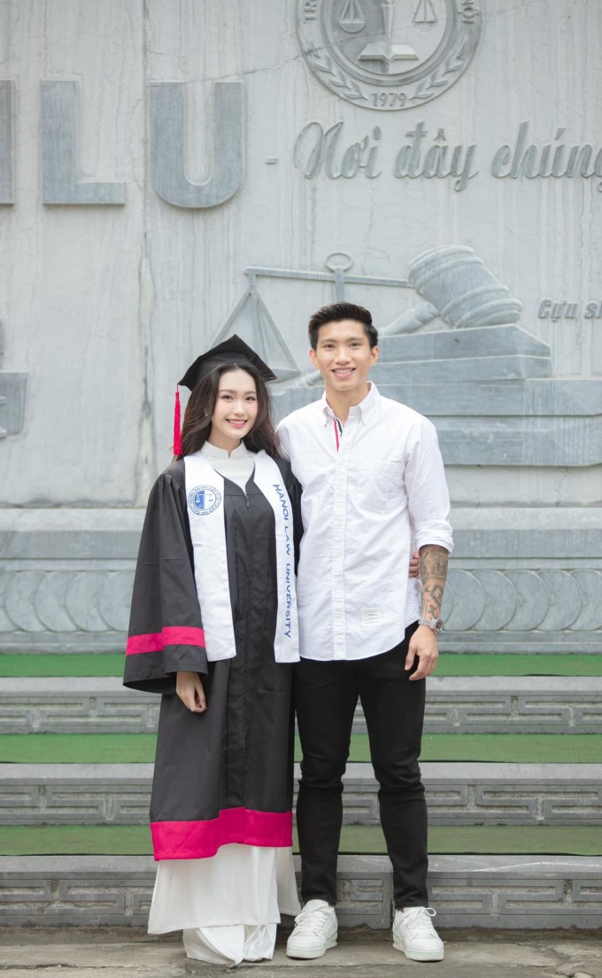 Cô nàng trong lễ tốt nghiệp của Đại học Luật Hà Nội.