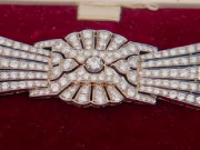 Tin tức - Mang chiếc trâm cài tóc của bà quá cố đi thẩm định, chuyên gia nhìn xong phải thốt lên: "Trông thật khác thường!"