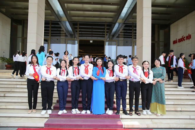 Nữ sinh Khánh Hoà điều hành phiên họp giả định amp;#34;Quốc hội trẻ emamp;#34;: Thành tích học tập amp;#34;khủngamp;#34;, ai cũng ngưỡng mộ - 4