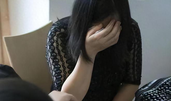 Thắc mắc sao đêm nay chồng “khỏe” quá, người phụ nữ tái mặt khi bật đèn lên - 3