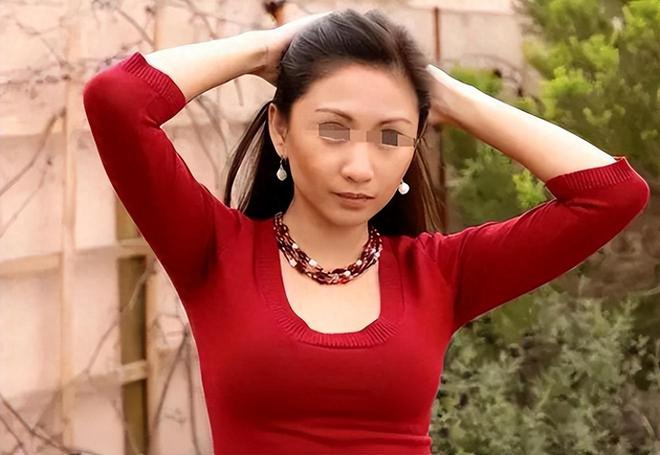 Thắc mắc sao đêm nay chồng “khỏe” quá, người phụ nữ tái mặt khi bật đèn lên - 1