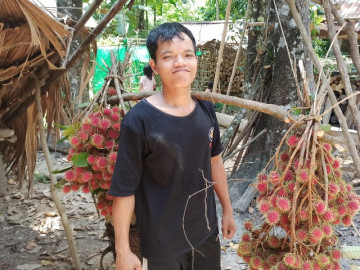 Chàng trai Cơ Tu chạy xe ôm kiếm tiền về quê làm Tiktok, từng muốn từ bỏ để an phận làm nông nhưng lại cố gắng vì bà con ủng hộ