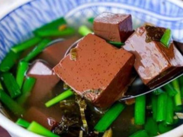 Cho trẻ ăn tiết có bổ máu không? Tôi hay đánh tiết canh, sao con ăn nhiều mặt vẫn xanh như tàu lá?