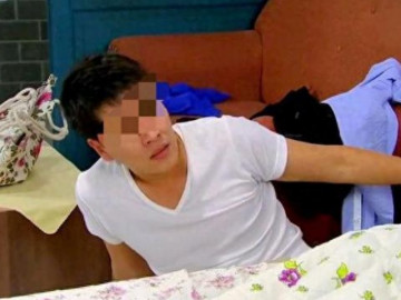 Thắc mắc sao đêm nay chồng khỏe quá, người phụ nữ tái mặt khi bật đèn lên