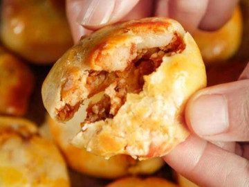 Bánh Trung thu thừa bỏ đi quá phí, người Trung Quốc làm thành món đặc sản, muốn ăn phải xếp hàng mới mua được
