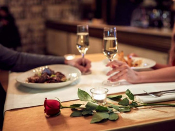 Hẹn hò buổi đầu tiên, thiếu gia viện cớ đi vệ sinh rồi chạy mất dép vì hành động của cô gái mới quen