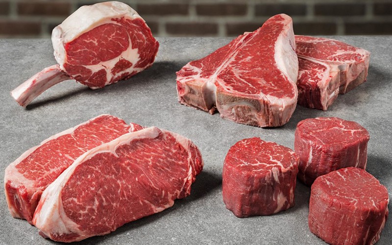 Thịt bò tươi thường có mùi thịt đặc trưng, hơi gây. Còn miếng thịt ôi sẽ có mùi hôi, ôi thiu, do đó bạn cần ngửi cẩn thận để phân biệt.

