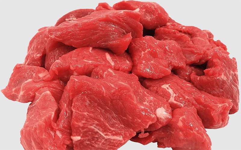 Ngoài ra khi mua thịt bò, nếu bạn thấy miếng thịt chảy nước, sờ vào dính nhớt, có rỉ vàng cũng tuyệt đối không được mua. Đây là thịt đã để lâu, bị ôi thiu.
