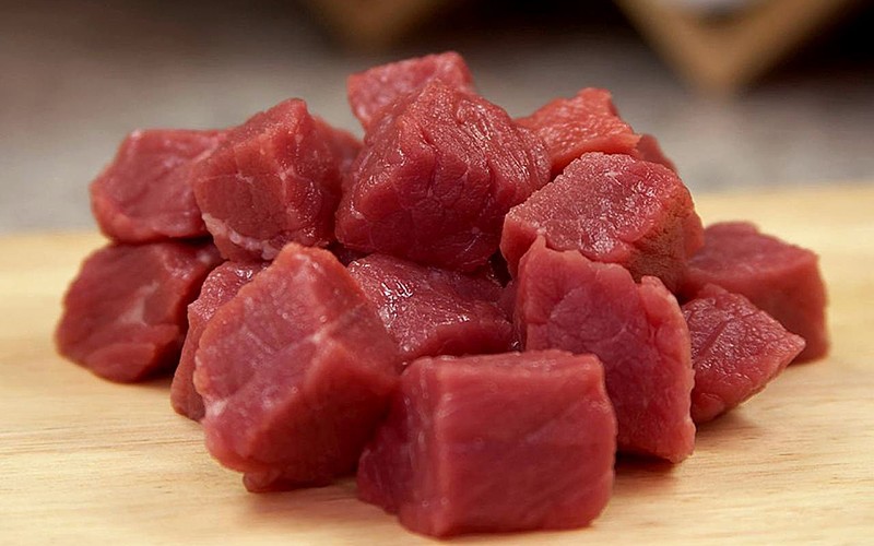 Khi mua thịt bò, điều đầu tiên bạn cần nhìn vào màu sắc của nó. Nếu là thịt bò tươi thì đều có màu đỏ au tươi hoặc hồng đậm tự nhiên và có độ sáng bóng đồng nhất.
