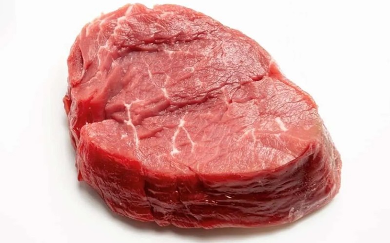 Không chỉ quan sát màu sắc, bạn hãy thử ấn vào thịt bò để kiểm tra độ đàn hồi. Nếu sau khi ấn tay vào miếng thịt bò mà vết lõm có thể nhanh chóng biến mất chứng tỏ nó đàn hồi tốt, đây là miếng thịt còn rất tươi.
