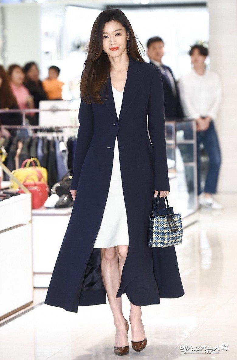 View - Ăn mặc đơn giản, chị đẹp U50 vượt mặt Song Hye Kyo từ sắc vóc đến phong cách
