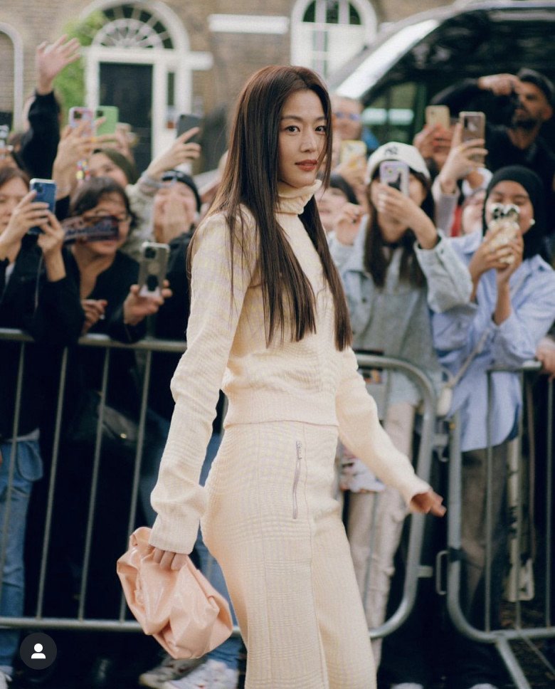 View - Ăn mặc đơn giản, chị đẹp U50 vượt mặt Song Hye Kyo từ sắc vóc đến phong cách