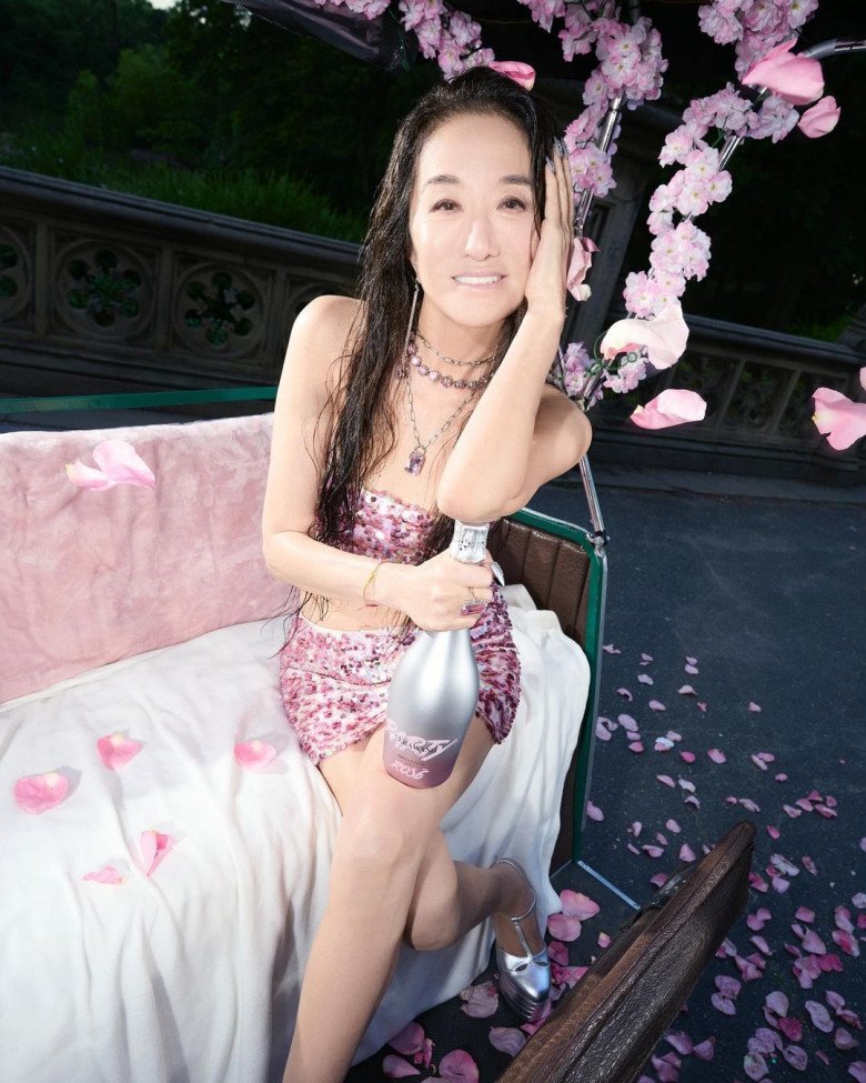 Ở tuổi 74, gương mặt của Vera Wang không giấu được dấu vết tuổi tác. Những hình ảnh dù đã được trang điểm chỉn chu của bà vẫn không che giấu được những nếp nhăn trên da.