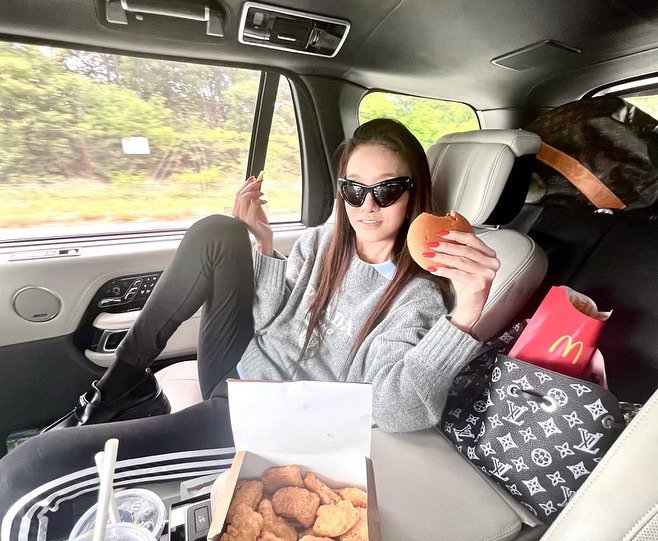 ​​​​​Để duy trì thân hình thon gọn ở tuổi 74, nhà thiết kế nói dù có tập luyện thế nào, bí quyết trẻ trung vẫn là ăn đủ bữa, đúng giờ. Bà cho rằng thói quen ăn đúng bữa, đúng giờ không chỉ giúp đảm bảo sức khỏe, ổn định trao đổi chất mà còn giúp kích thích hoạt động của não bộ.