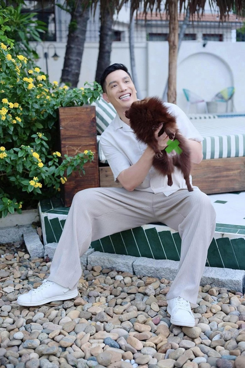 Shark Minh tận hưởng cuộc sống bên chú cún cưng trong cơ ngơi rộng lớn của mình.