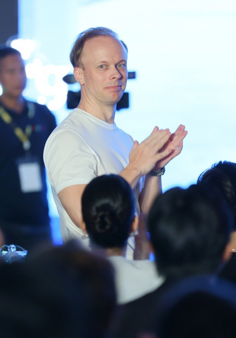 Cùng Shark ngoại quốc Erik Jonsson.