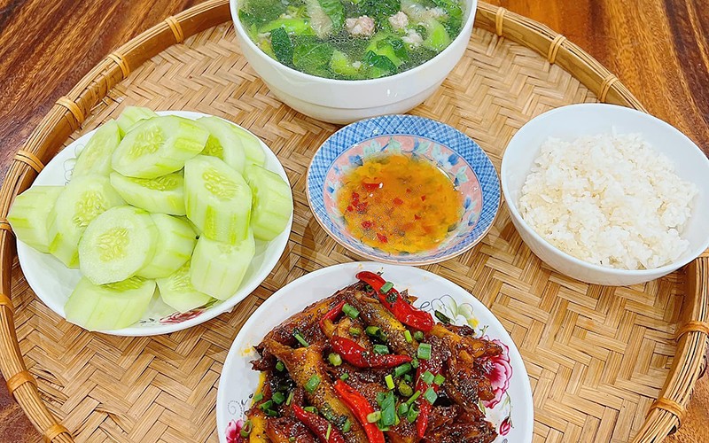 Cá bống kho tiêu - Dưa leo - Canh mồng tơi, mướp thịt bằm.
