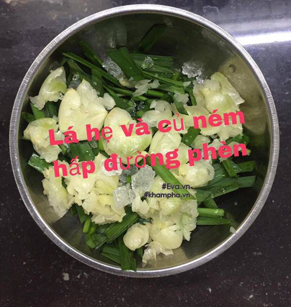 Uống nước lá hẹ, đắp chân bằng hành tăm, mẹ Thái Nguyên trị ho hiệu quả cho con 8 tháng - 2