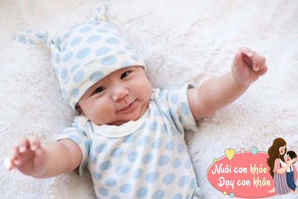 Nên cho trẻ mặc quần áo bằng lụa hoặc cotton, đặc biệt là quần áo lót rộng rãi, thoáng khí.
