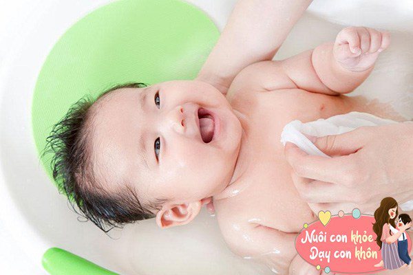 Mẹ nên tắm và vệ sinh kỹ cho trẻ thường xuyên, nhằm tránh mắc các bệnh về da.