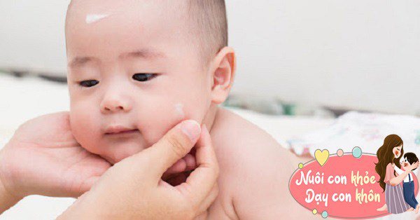 Trước khi thoa kem chống nắng toàn thân cho bé, mẹ hãy thoa một lượng nhỏ để kiểm tra kích ứng.