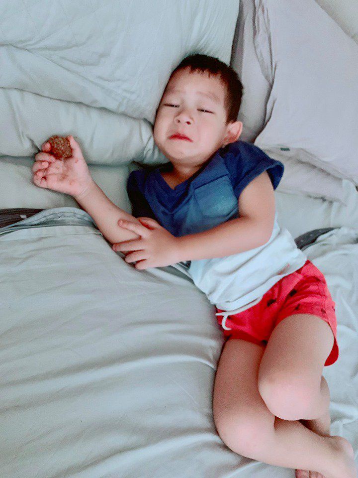 Con Lý Hải bị tay chân miệng, món đồ bé nắm chặt trên tay mới khiến nhiều người xót xa - 1