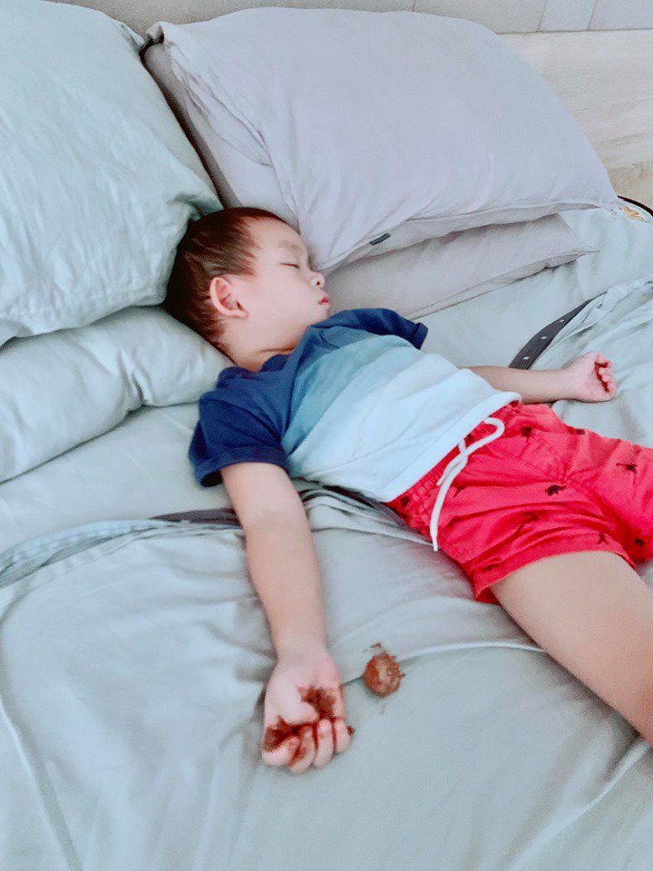 Con Lý Hải bị tay chân miệng, món đồ bé nắm chặt trên tay mới khiến nhiều người xót xa - 2