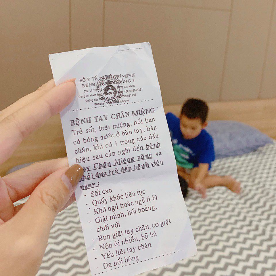 Con Lý Hải bị tay chân miệng, món đồ bé nắm chặt trên tay mới khiến nhiều người xót xa - 3