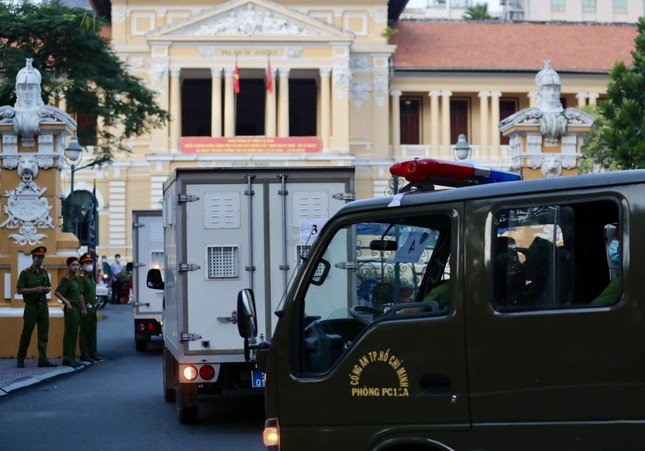 Xe thùng chở các bị cáo đến phiên tòa. Ảnh: Duy Anh.