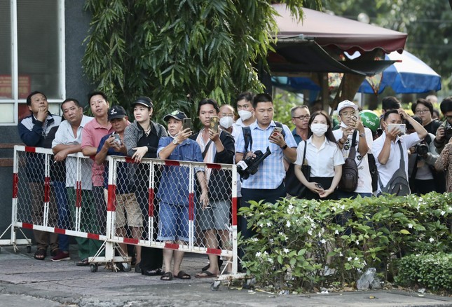 Người dân tập trung trước cổng tòa án để theo dõi. Ảnh: Duy Anh.