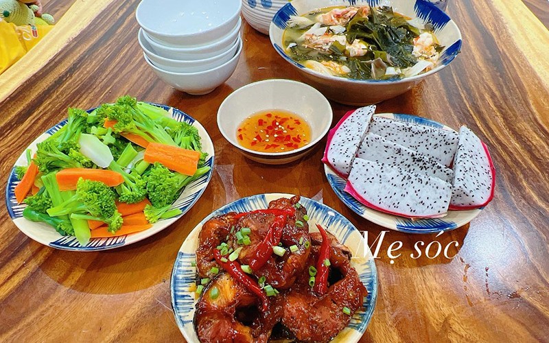 Mâm cơm này gồm: Cá lóc kho tiêu - Bông cải luộc - Canh rong biển.
