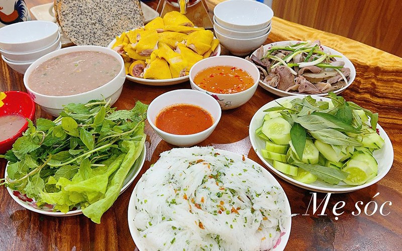 Gà ủ muối - Lòng heo - Bánh hỏi.
