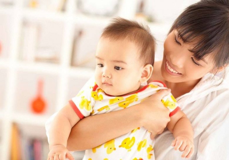 Mới cưới nhưng em dâu không ngại ngần chăm cháu giúp anh chị chồng. (Ảnh minh họa)