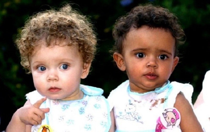 Cặp song sinh này trào đời vào năm 2006 thông qua phương pháp thụ tinh qua ống nghiệm: Marcia có màu da và mái tóc màu vàng nâu của mẹ, trong khi đó Millie giống bố với lọn tóc quăn và làn da màu bánh mật.
